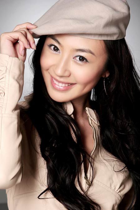 《花儿与少年》星姐萌弟现状:李菲儿裙子滑落