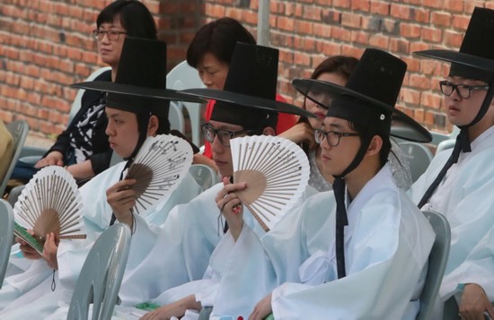 揭秘韩国大学生成人礼 女生穿韩服男生带纱帽