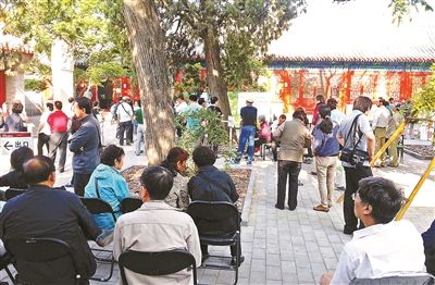 家属正在现场排队，有的已经等待十多个小时了摄影/本报记者袁艺