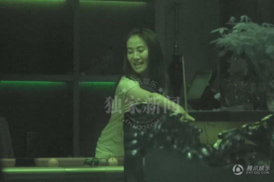 叶璇霍建华恋情曝光 十年后再续前缘牵手漫步