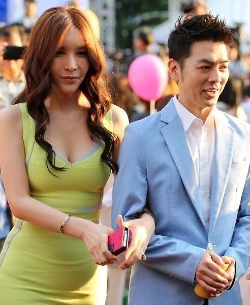 韩变性艺人河莉秀结婚7周年 感恩丈夫陪伴(图