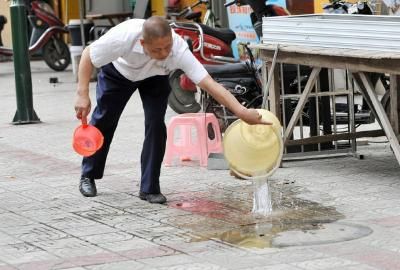 5月20日，一家商铺又遭到了大粪“袭击”。 