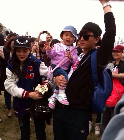 贾乃亮甜心父女现身音乐节 李小璐全程陪伴- M