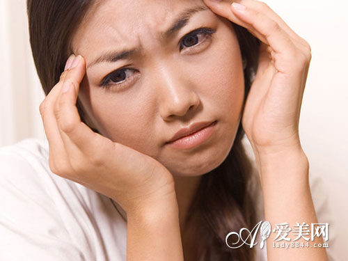 剧烈的疼痛常使脸色苍白而带有紫绀;心力衰竭,先天性心脏病等,也都会