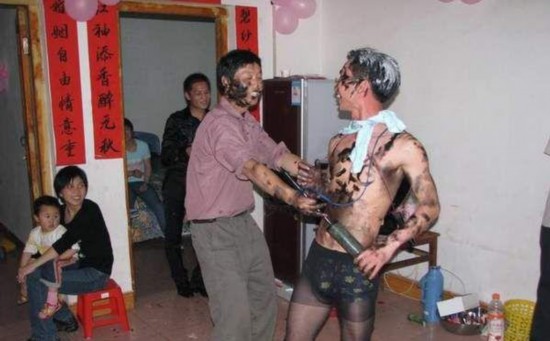 80后闹洞房的新招数(组图)