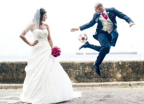 英国新郎婚礼上大秀颠球绝技 视频网上走红(图