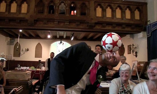 英国新郎婚礼上大秀颠球绝技 视频网上走红(组