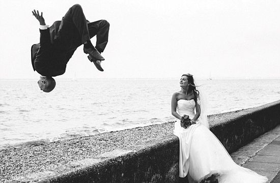 英国新郎婚礼上大秀颠球绝技 视频网上走红(组