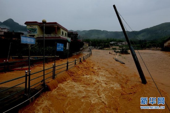 暴雨导致广东清远市多地洪涝灾害严重