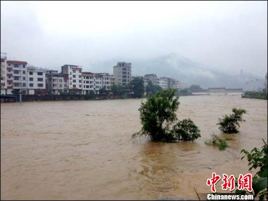 福建豪雨不断 多地刷新降水量记录