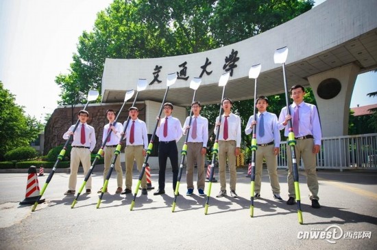 学霸赤膊拍写真 高富帅脱上衣大秀肌肉