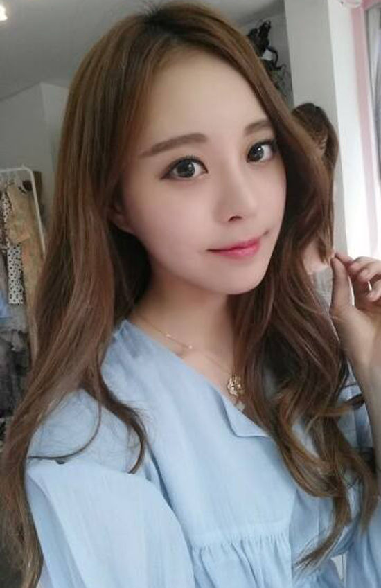 韩美女曝靓照走红 网友赞真人娜美