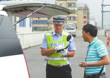 成都交警护送"最牛孕妇" 羊水湿裤站到风干