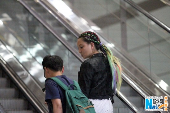 孙茜回京七彩编发造型雷人 甜蜜与老公手机传