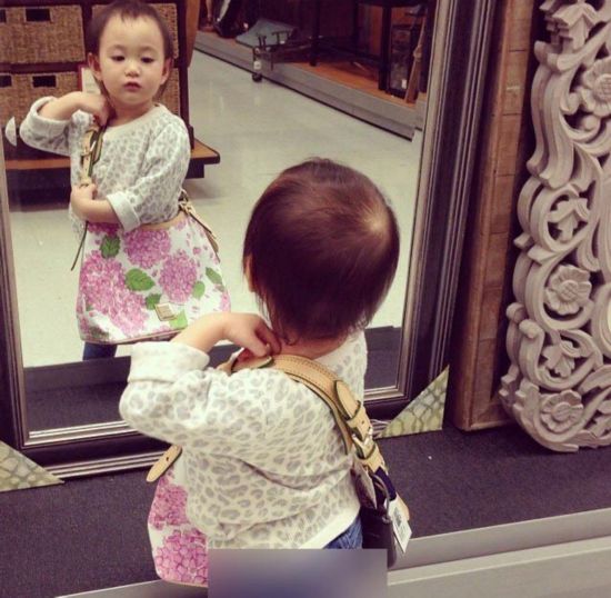 萌神奥莉<em>绑</em>冲天辫扮路由器 李小鹏妻女私房照