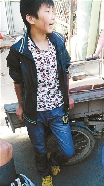 14岁少年遭3人围殴 续:拍摄视频者被警方带走