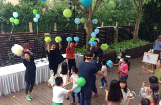 王菲李亚鹏聚首为爱女李嫣庆生 亲密仍似一家