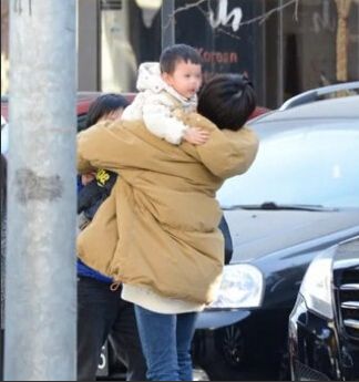  孙俪首曝儿女合影 正面照 等等单手搂小花妹妹