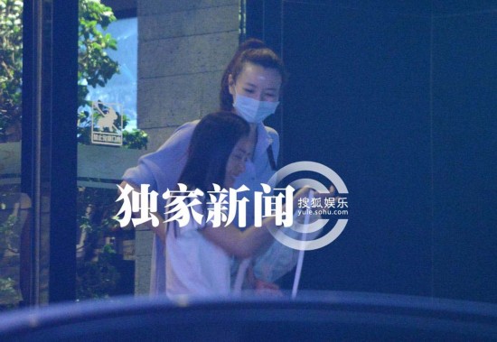 秦岚 甩 陆川会友 与<em>蒙面女</em>举止亲昵拥抱告别-