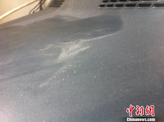 张大杰家的电视机上每天都会堆满黑色粉尘,中间还夹杂着银白色的石墨碳。 胡健 摄
