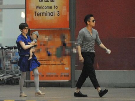 孙俪首曝儿女合影正面照 等等单手搂小花妹妹