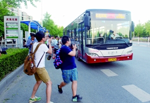 吻别728路 留影人多成就最热闹末班车