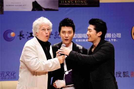 冯绍峰想和狼同居:看到小狼觉得太可爱(图)