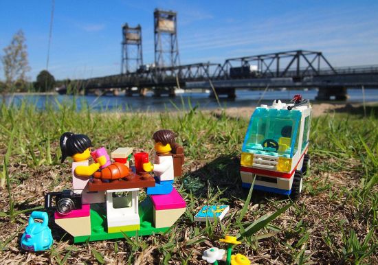 英夫妇带 乐高玩具人偶 全球旅行 另类情侣照获