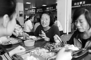 班主任杨克俊和学生在一起吃午饭 现代快报记者 赵杰 摄
