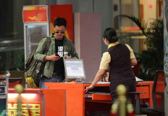 组图: 吴京拄拐 离京谢楠依依不舍 5次轻吻送别