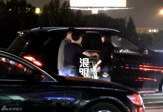 组图: 吴京拄拐 离京谢楠依依不舍 5次轻吻送别