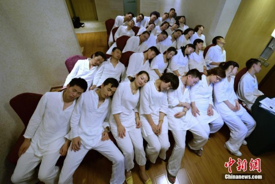 长沙睡眠班开课 白领穿白色睡衣做睡眠操(图)