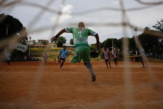 励志!巴西一条腿足球运动员照样驰骋球场