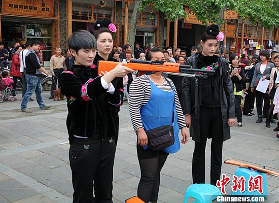 曾轶可当街叫卖鱼腥草 展示枪法百发百中(组图