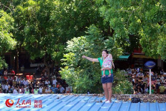 海口孕妇抱女婴楼顶自残讨工钱 债主阻施救- M