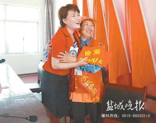 盐城响水环卫女工救人获殊荣 奖金已捐赠
