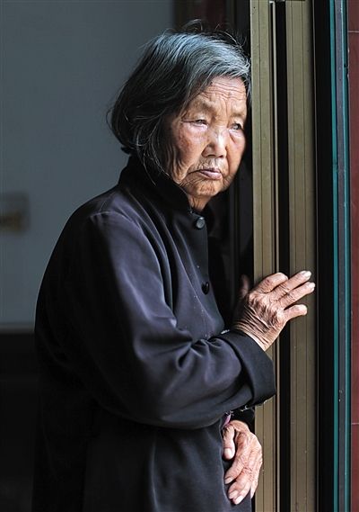 5月24日，大关镇?C冲村88岁的潘秀英。为了能“睡棺木”土葬，潘秀英四次喝农药自杀，后被抢救过来。