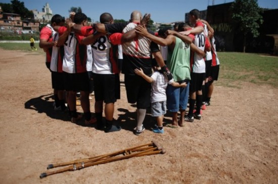 励志!巴西一条腿足球运动员照样驰骋球场