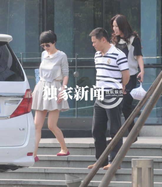 马伊琍逛街似替女儿购画图材料 老公文章不见踪影 马伊琍豪气买单 拿