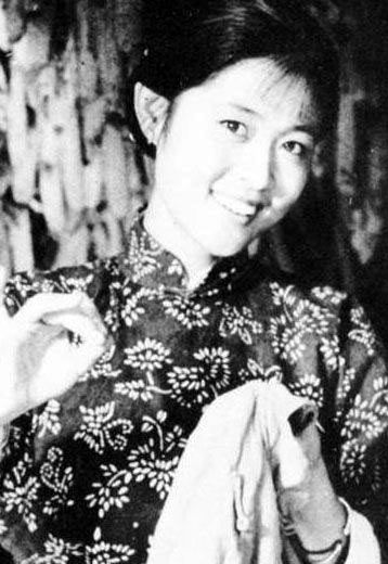 1981年,她应邀在著名导演陈鹰,邢吉田的故事片《山菊花》中饰演