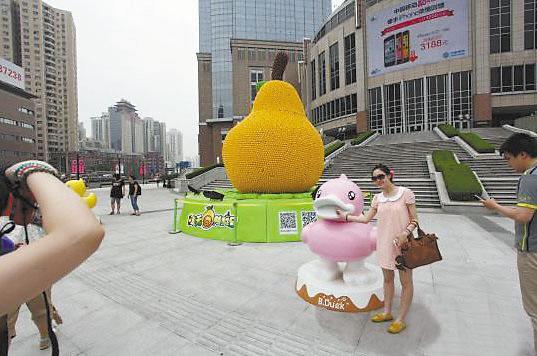 上海市中心现巨型 鸭梨 1.5万只小黄鸭组成(图