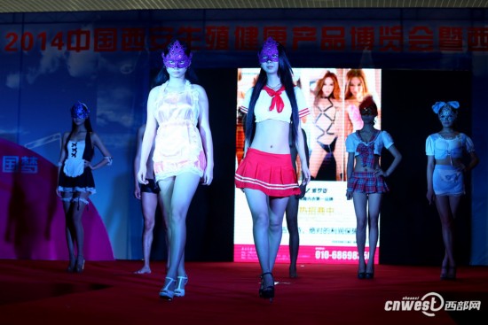 高清组图:西安性博会开幕 张筱雨助阵现场火爆