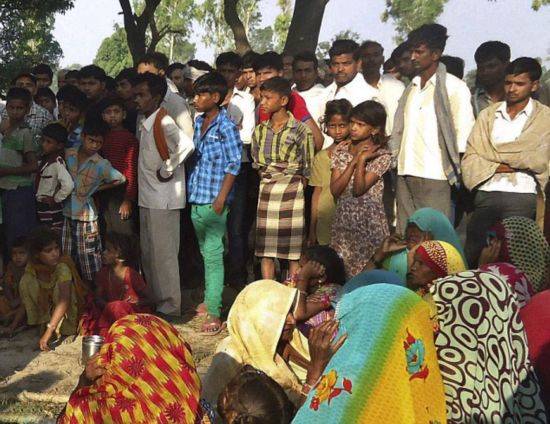 印度2少女惨遭轮奸后被挂尸树上引愤怒