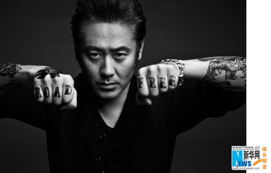 吴秀波朋克写真彰显个性 露文身肌肉变摇滚型