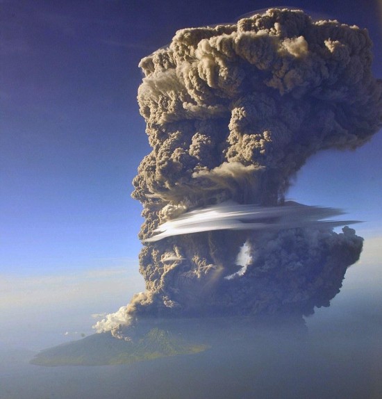 实拍印度尼西亚火山喷发唯美瞬间