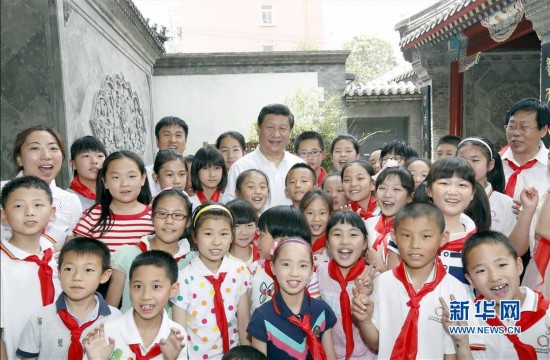 习近平到北京市海淀区民族小学参加庆祝六一