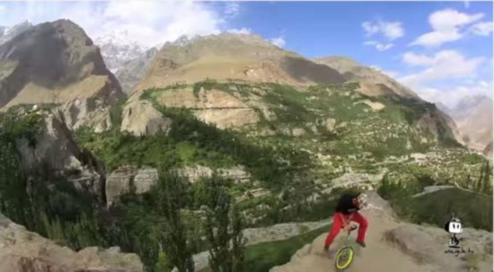 日本霹雳舞者骑独轮车环游世界