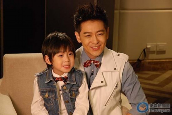 奶爸 林志颖帮儿整衣 Kimi台上疲惫打瞌睡(组图