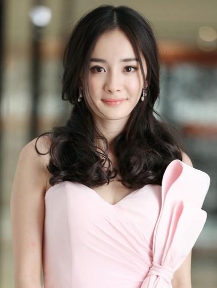 杨幂儿童节产下女儿小糯米 盘点女王那些年的发型蜕变