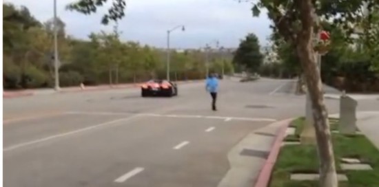 男子无法忍受兰博基尼飙车引擎声 以石怒砸车